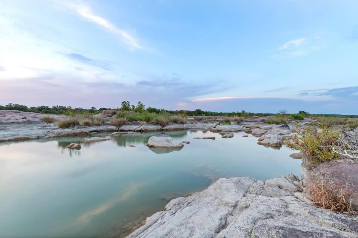 Lazo House - Riverfront With Overlooking Llano River Extérieur photo